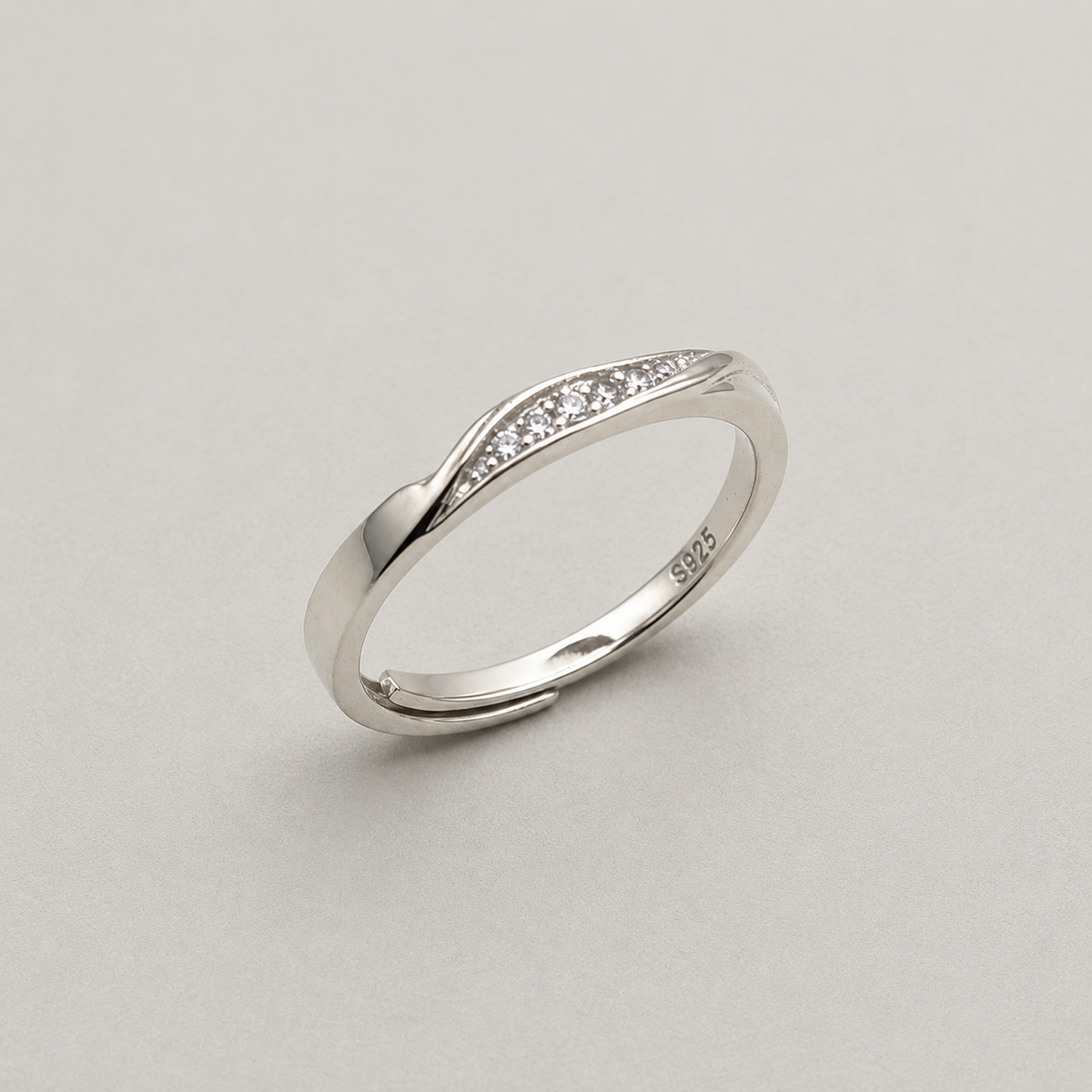 Elegant Intertwined Shimmering Wave Ring